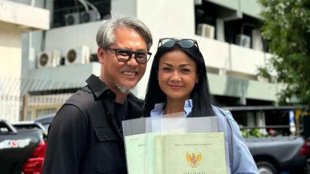 Nirina Zubir berhasil melakukan pembatalan sertifikat tanah Riri Kasmita, eks ART Ibunya yang melakukan penipuan dan penggelapan aset keluarga Nirina 